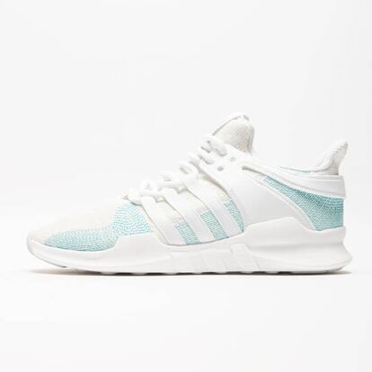 Parley for the Oceans es una empresa ecológica dedicada a concienciar sobre la importancia de cuidar nuestros océanos. Una de sus labores es recoger restos de plástico de los océanos. Adidas lleva trabajando con ellos desde 2015, reciclando precisamente estos materiales para usarlos en algunos de sus modelos de zapatillas. Después de colaborar en diferentes modelos de Ultraboost, hace poco ha sido el momento de las EQT Support ADV. El modelo presenta tonos blancos y azules representado el mundo acuático. A pesar de ser un modelo sencillo, la particularidad radica en los materiales ecológicos que se esconden tras su elaboración.