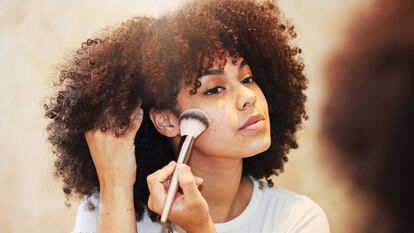 Los polvos translúcidos se aplican con brocha o con esponja una vez acabado el maquillaje.
