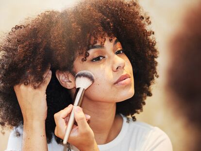Los polvos translúcidos se aplican con brocha o con esponja una vez acabado el maquillaje.