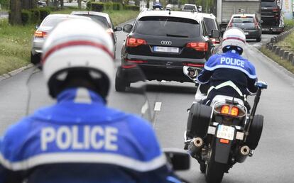 La polic&iacute;a francesa escolta, el pasado 27 de abril, un veh&iacute;culo que lleva a Salah Abdeslam a la prisi&oacute;n de Fleury-Merogis.