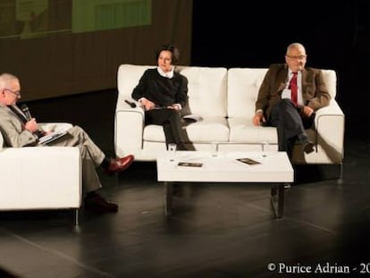 Herta Muller (en el medio) junto a los escritores Ernest Wichner (izquierda) y Ion Vianu, el sábado en el Festival de Literatura de Iasi. / Purice Adrian (Filit)