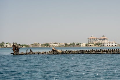 Restos de un barco destruido durante la Segunda Guerra Mundial en el puerto de Massawa. A pesar de las numerosas prohibiciones de emigrar, son muchos los que deciden arriesgar todo para abandonar un país donde la vida civil es muy complicada y recorrer las rutas migratorias que llevan a Europa.