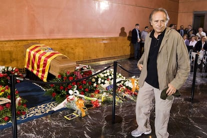 Serrat, en la capilla ardiente de Labordeta, en septiembre de 2010 en Zaragoza.