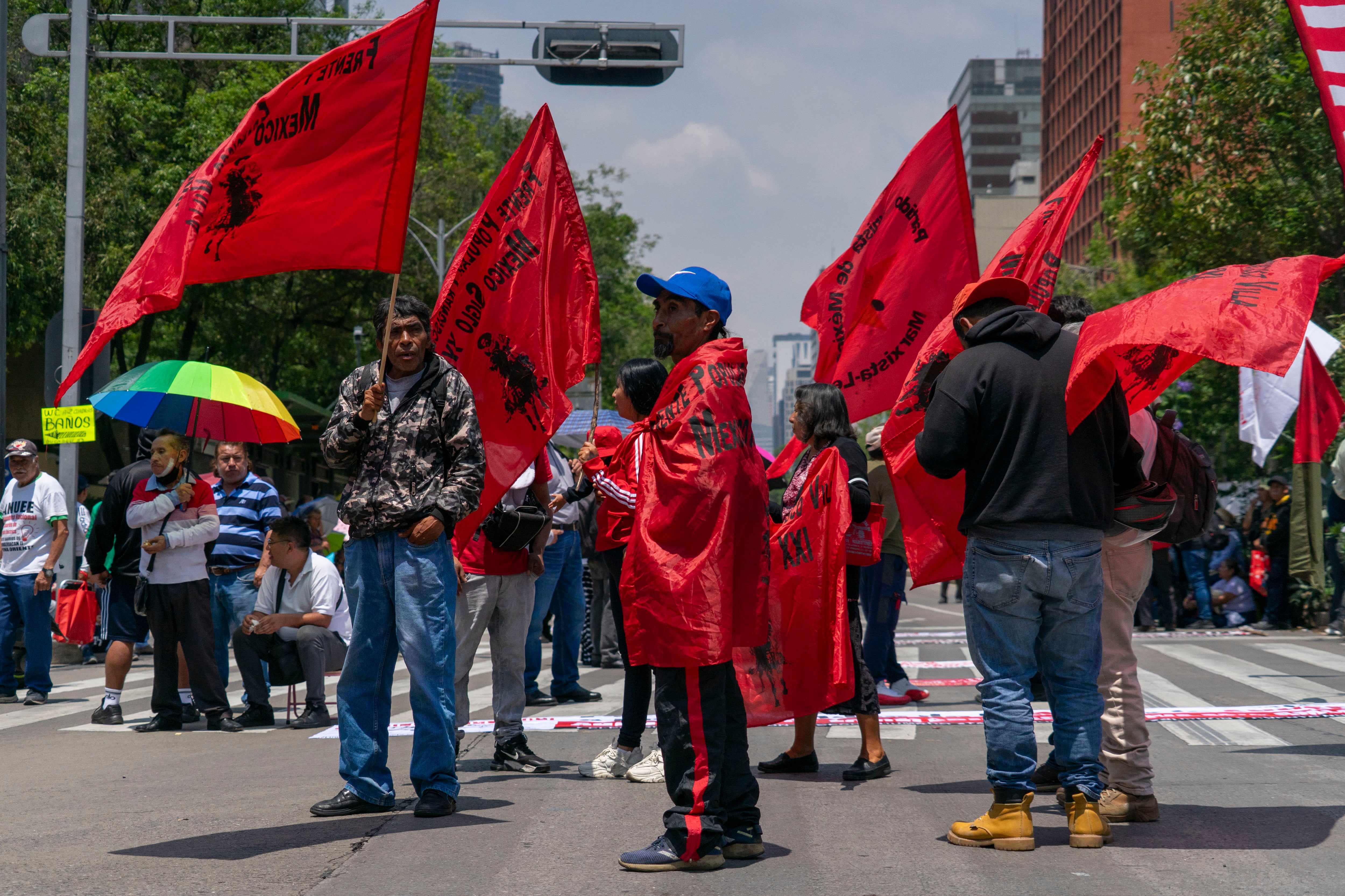 Maestros de la CNTE protestan en Avenida Reforma, en Ciudad de México, el 30 de mayo de 2025.