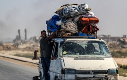 Un vehículo cargado con enseres se dirige desde Ciudad de Gaza hacia el sur del enclave, el viernes. 
