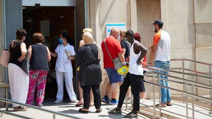 Diverses persones esperant que les atenguin al CAP Prat de la Riba de Lleida, dimarts.