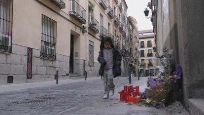 Una niña, camino del colegio, pasa junto al memorial de Mamen Mbaye en Lavapiés. (Abril, 08:00 AM)