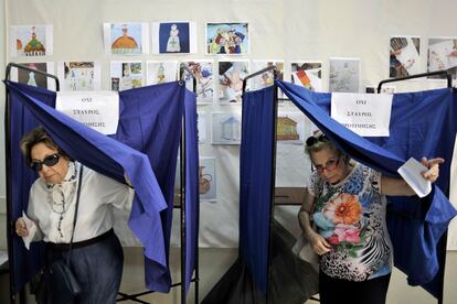 La jornada electoral transcurre con normalidad en todo el país, según señaló la primera ministra del Gobierno interino, Vasilikí Zanu, después de ejercer su voto. En la imagen, dos señoras ejercen su derecho al voto en Atenas.