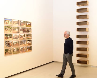 Luiz Augusto Teixeira, con algunas de sus obras, en una imagen cedida por la Fundación Santander.
