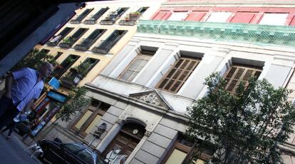 El edificio que el Gobierno regional ha vendido en la calle Amor de Dios de Madrid.