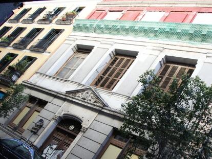 El edificio que el Gobierno regional ha vendido en la calle Amor de Dios de Madrid.