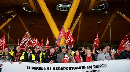 Trabajadores del 'handling' de Iberia en una protesta, el 23 de octubre, contra el reparto de licencias por parte de Aena.