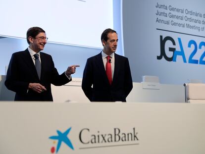 José Ignacio Goirigolzarri, presidente de CaixaBank (a la izquierda), junto a Gonzalo Gortázar, consejero delegado, el 8 de abril del año pasado al inicio de la junta general de accionistas.