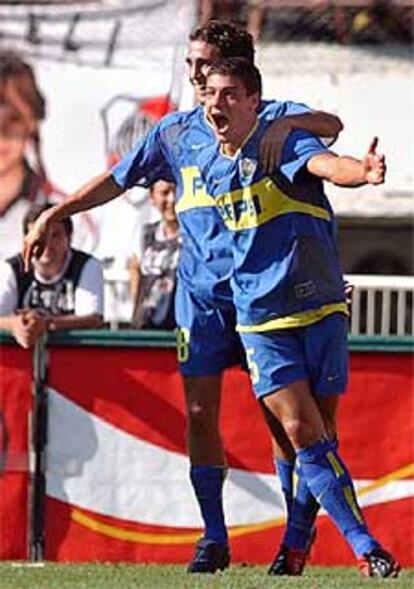 Battaglia (a la derecha) celebra con Donnet un gol marcado al River.