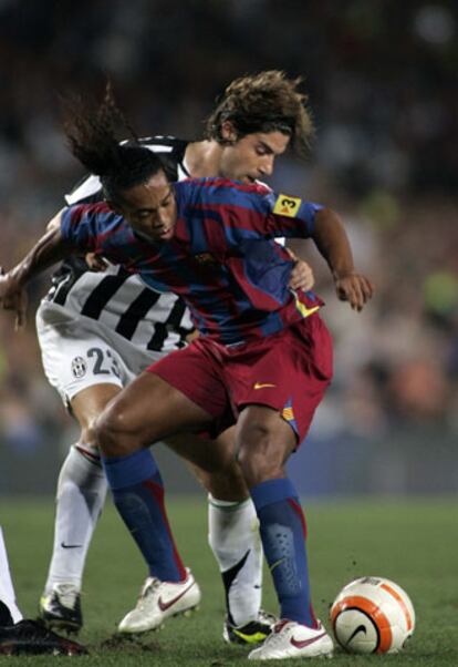 Ronaldinho controla el balón ante Giannichedda.