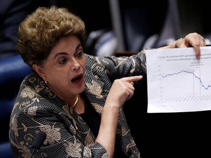 Dilma Rousseff se defiende ante las acusaciones de senadores brasileños.