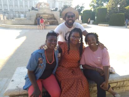 Kwame Ondo junto a tres clientas durante uno de sus tours del pasado esclavista de Madrid, en julio.