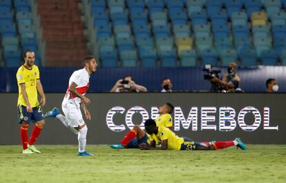 Sergio Peña, de Perú, celebra luego de abrir el marcador en el partido de Copa América contra Colombia, en Goiania.