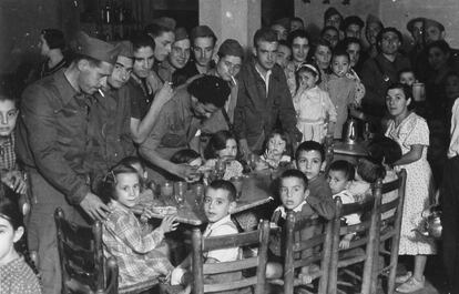 Voluntarios de las Brigadas Internacionales en la residencia infantil E.Telman en Murcia (1937).