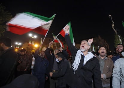 A group of Iranians celebrate the attack on Israel in front of the United Kingdom Embassy in Tehran, this Sunday morning.