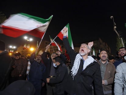 A group of Iranians celebrate the attack on Israel in front of the United Kingdom Embassy in Tehran, this Sunday morning.