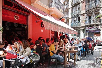 Terraza del bar de tapas Jai Ca, en el barrio de la Barceloneta, lugar de reunión de escritores de novela negra.