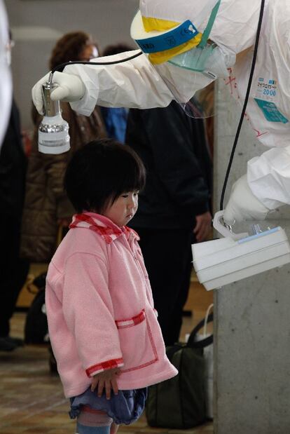 Una niña se somete a un test de radiactividad en el centro de la localidad japonesa de Koriyama.