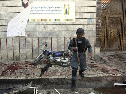 Un agente de policía camina frente al centro electoral donde se produjo el atentado.