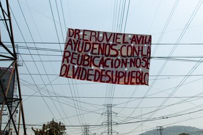 Una pancarta colocada por los vecinos de San Pedro pidiendo ayuda al Gobernador del Estado de México, Eruviel Ávila, del Partido Revolucionario Institucional (PRI).