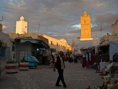Los minaretes de las mezquitas de Bay y Maalakh, en el centro de Cairuán.