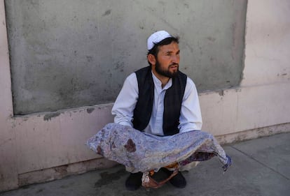 Un hombre sostiene el cadáver de un niño envuelto en un sudario que murió cuando el autobús en el que viajaba pisó una mina que mató a más de treinta personas, todas civiles, en la carretera entre Kandahar y Herat (Afganistán). Otras 27 han resultado heridas por la explosión, un suceso que ha sido calificado por el portavoz gubernamental Sediq Sediqq, como una "masacre perpetrada por las minas de los talibanes".