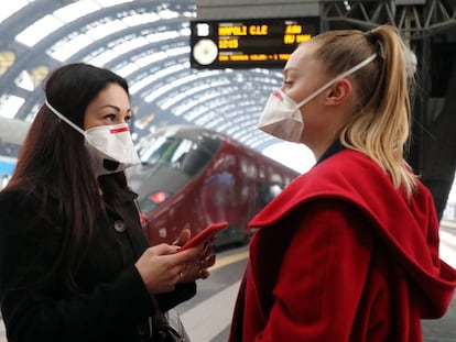 Dos viajeras con mascarilla en la estación Central de Milán (Italia) el martes pasado.