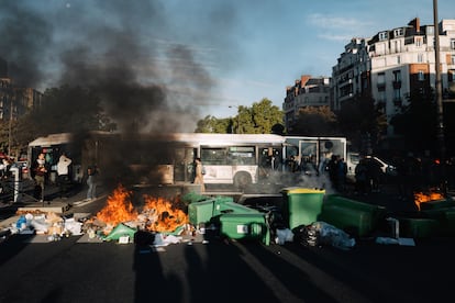 Manifestantes de 'Bloqueemos todo' bloquean la entrada al instituto Hélène Boucher, en París.