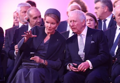 El rey Carlos III, en solitario, ha viajado hasta Polonia para estar presente en este acto que ha reunido a más de 2.500 personas. Antes de la cita, el monarca británico se ha reunido con miembros de la comunidad judía. Su presencia estaba confirmada desde hace dos semanas, pese a continuar con el tratamiento contra el cáncer que le fue diagnosticado hace un año. Ubicado en la primera fila, se ha situado junto a la reina Matilde de Bélgica y el rey Federico de Dinamarca.