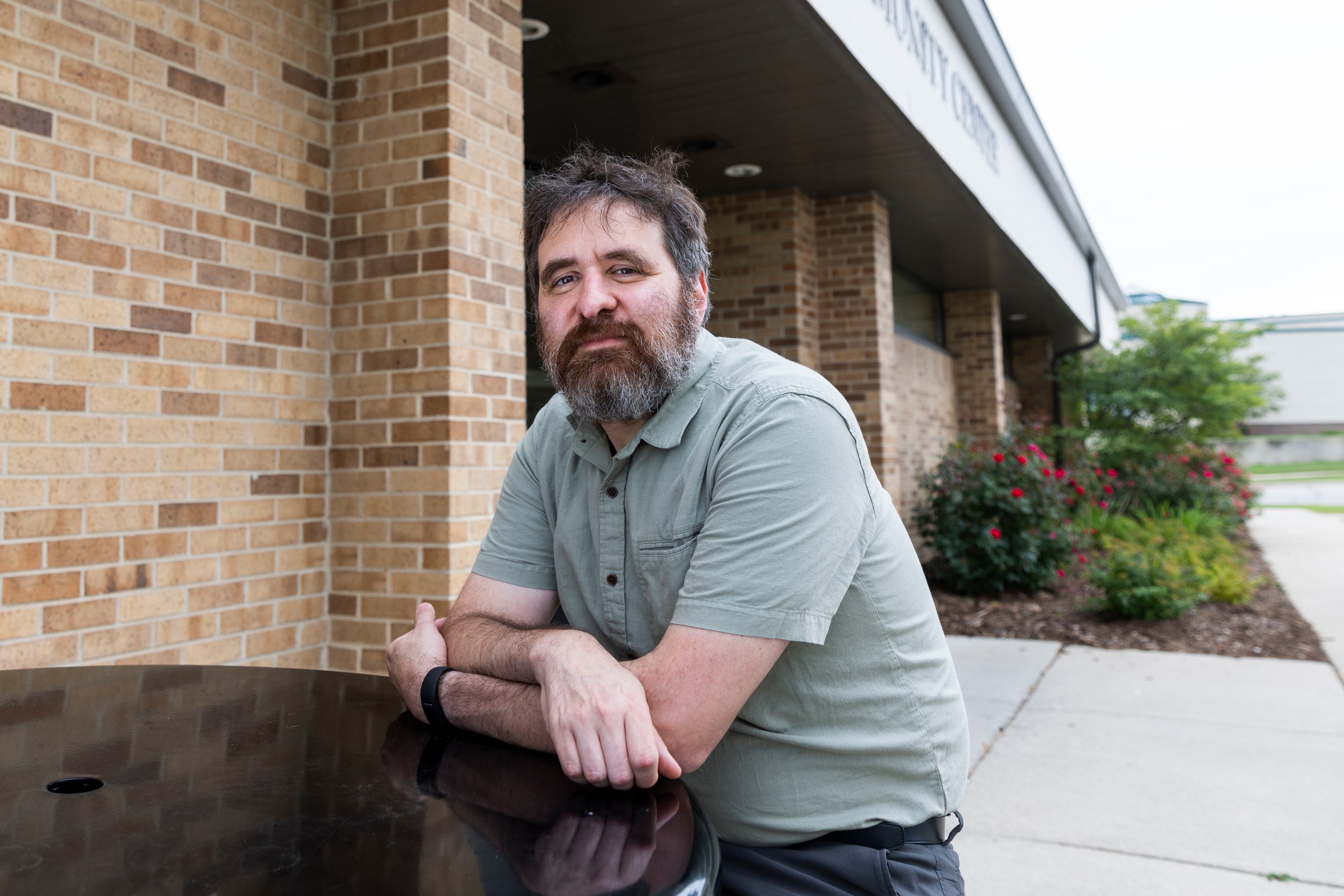 Michael Mirer, profesor de la Universidad de Milwaukee, a la puerta del colegio electoral de los suburbios de la ciudad en el que trabajará como voluntario en la cita con las urnas del próximo noviembre. 
