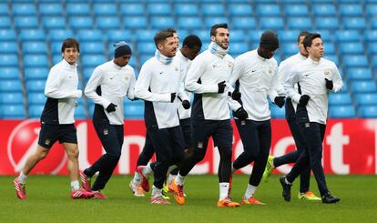 Los jugadores del Manchester City entrenando en el Etihad Stadium en la vspera de su duelo de octavos de final de la Champions con el Barcelona. En la imagen, Silva, Negredo y Javi Garca entre otros.