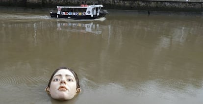 Campaña 'Bihar, elegir el mañana', de LLYC para BBK, en la ría de Bilbao. efe