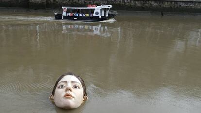 Campaña 'Bihar, elegir el mañana', de LLYC para BBK, en la ría de Bilbao. efe