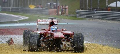Alonso pierde el alerón delantero y abandona.