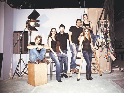 <b>De izquierda a derecha, Jaime Olias, Mar Saura, Jorge Suquet, Manu Fullola, Aura Garrido (subida a la escalera) y Carla Nieto.</b>