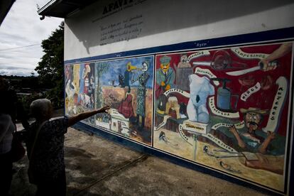 En la imagen, un mural pintado por los miembros de la asociación Afavit que recuerda la matanza. La religiosa Maritze Trigos guía las visitas de estudiantes, turistas y familiares que deciden visitar el parque monumento para conocer más sobre la matanza de Trujillo.