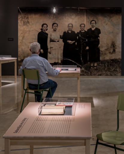 Un hombre observa una de las fotografías de la exposición El cuerpo ausente, en el Museo Cristina García Rodero de Puertollano (Ciudad Real).