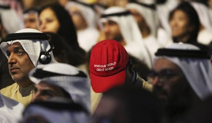 Un hombre con una gorra que imita las de la campaña de Trump, este domingo en Dubái.