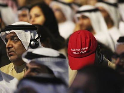 Un hombre con una gorra que imita las de la campaña de Trump, este domingo en Dubái.