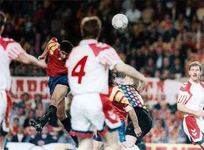Fernando Hierro cabecea un balón en el España-Dinamarca valedero para la clasificación del Mundial de Estados Unidos