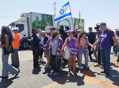 The police only intervened to clear the blocked road when Standing Together activists (wearing purple bibs) cordoned off the extremists who were trying to prevent the passage of trucks carrying aid for Gaza, near the Kerem Shalom crossing.