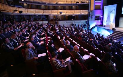 Ambiente en el Teatro Real durante la celebración del Foro por la Paz en Colombia.