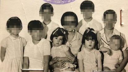 Foto familiar de Cristina Prez, en brazos de su abuela, en el centro de la foto, que acusa al sacerdote Juan Carlos Gonzlez de Suso de abusar de ella en los a?os setenta en el colegio de el Pilar. A su izquierda est su hermana Ana, que le ha ayudado en todo el proceso de denuncia ante la orden.