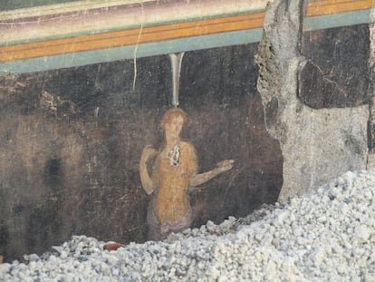 Descubrimiento de un imponente salón de banquetes, de elegantes paredes negras y decorado con frescos con temas mitológicos inspirados en la guerra de Troya.