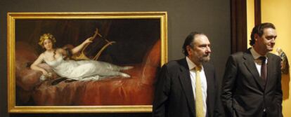 Los directores del Museo del Prado, Miguel Zugaza (a la derecha), y del Museo de Bellas Artes, Javier Viar, ayer, ante <i>Retrato de la marquesa de Santa Cruz, </i>de Francisco de Goya, ya instalado en el Bellas Artes.